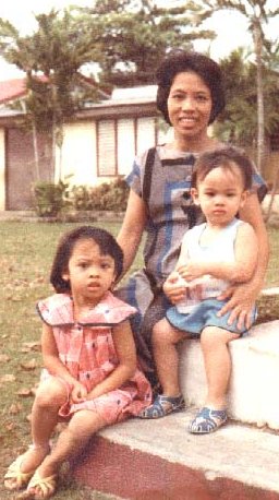 tHiS iS mE wItH mY mOm AnD sIs wHeN i WaS LiKe a YeAr oLd